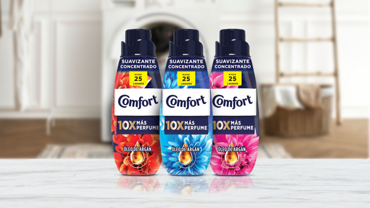 Las 3 variedades de Comfort Suavizante Concentrado sobre mesada de lavadero. Frescor intenso, Energía Floral y Brisa Elegante tienen 10 veces más eprfume.